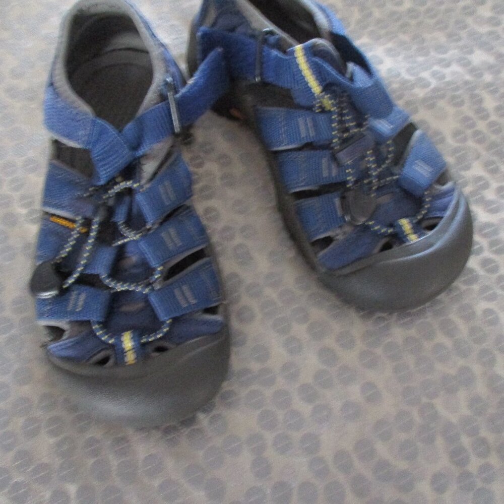 Keen boys sz 1 waterproof shoes hardly used